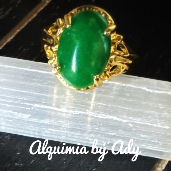 Gold and green jade ring - Picture 1 of 2